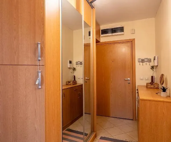 Premium Comfy 2bdr - Free Parking - Fast Wi-fi