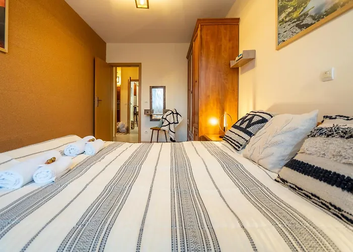 Premium Comfy 2bdr - Free Parking - Fast Wi-fi